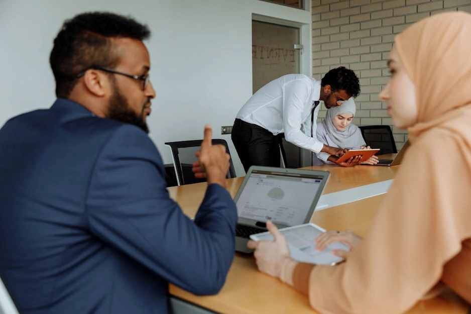Team multiculturale di professionisti che collabora in un ufficio moderno